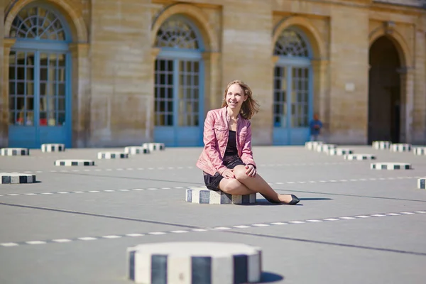 Schöne junge Frau im Palais Royale in Paris — Stockfoto