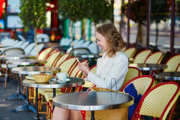 Bella giovane donna nel caffè parigino — Foto Stock