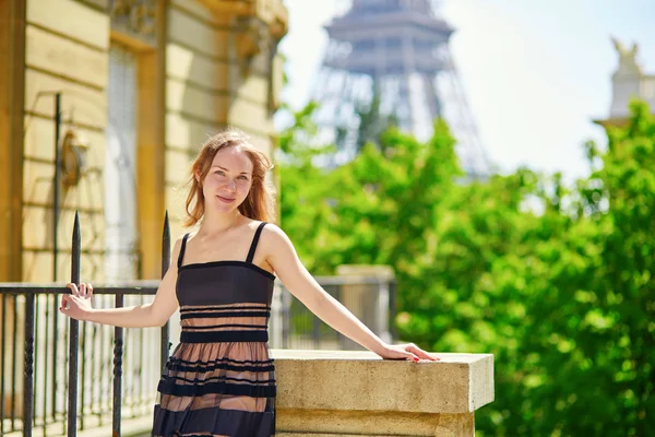 Jonge mooie en elegante Parijse vrouw — Stockfoto