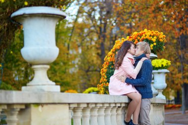 Bir sonbahar günü Paris'te Romantik Çift