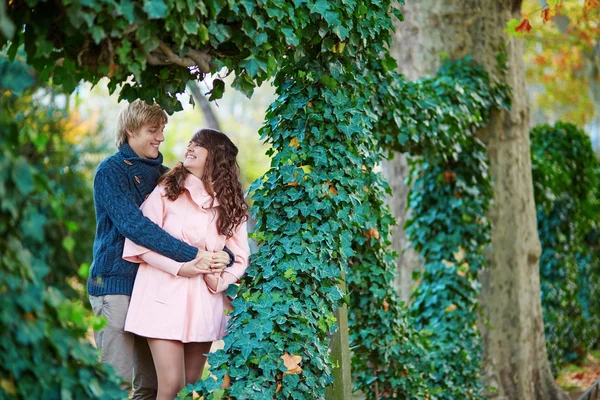秋の日のパリのロマンチックなカップル — ストック写真