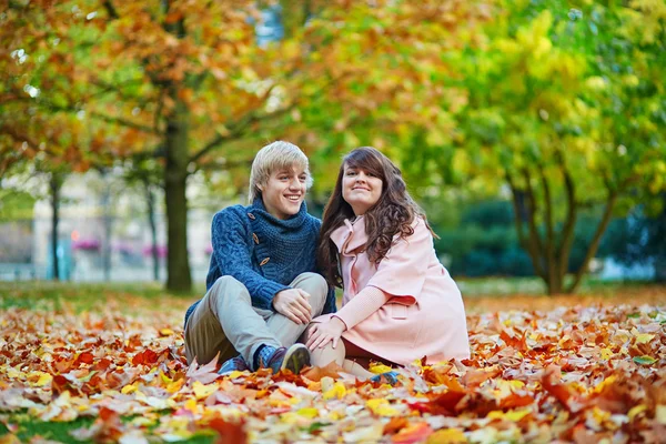 Romantisches Paar in Paris an einem Herbsttag — Stockfoto