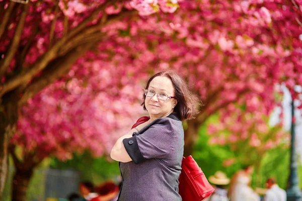 Frau mittleren Alters in Paris — Stockfoto