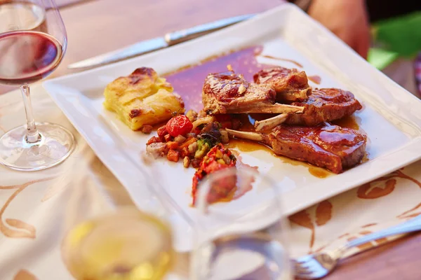 Deliciosas costeletas de cordeiro torrado com legumes — Fotografia de Stock