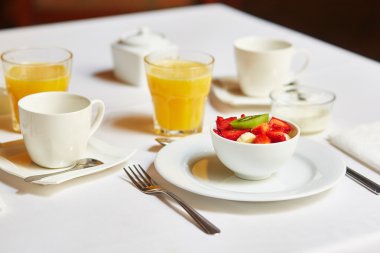 Lezzetli kahvaltı taze meyve ile