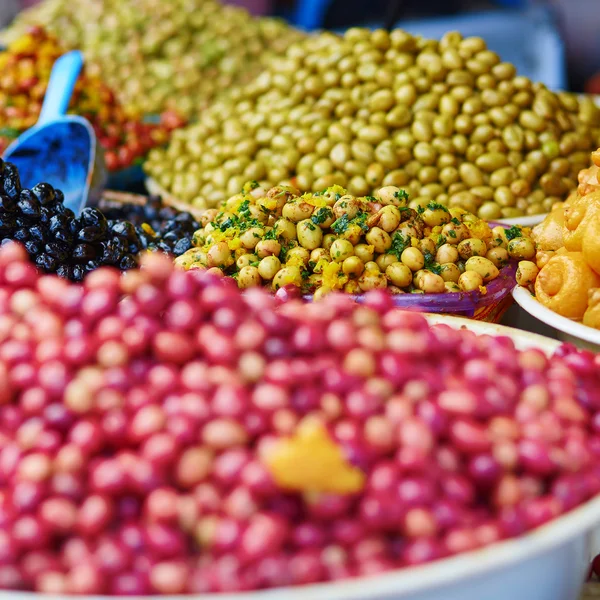 Azeitonas em conserva num mercado tradicional marroquino — Fotografia de Stock