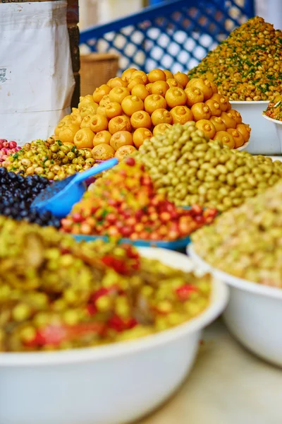 Мариновані оливки на традиційному марокканському ринку — стокове фото