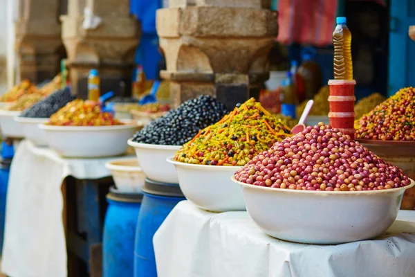 Eingelegte Oliven auf einem traditionellen marokkanischen Markt — Stockfoto