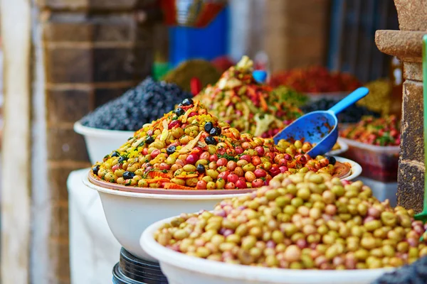 Aceitunas en escabeche en un mercado tradicional marroquí —  Fotos de Stock