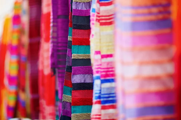 Colorful fabrics and carpets for sale in Essaouira — Stock Photo, Image