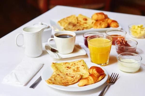 Heerlijk ontbijt met pannenkoeken — Stockfoto