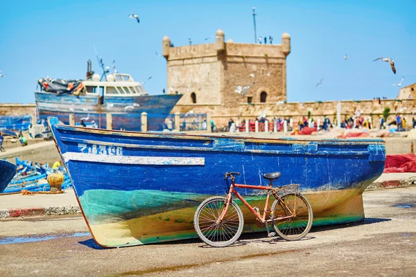 Połów Łódka i stary rower w Essaouira — Zdjęcie stockowe