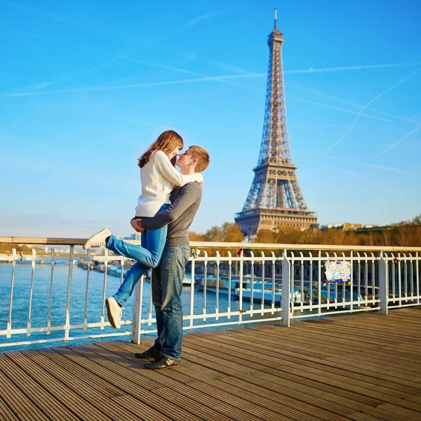 Romântico namoro casal amoroso em Paris — Fotografia de Stock