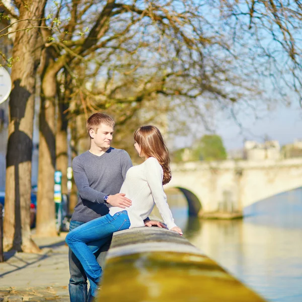 Romantic dating loving couple in Paris — Stock Photo, Image