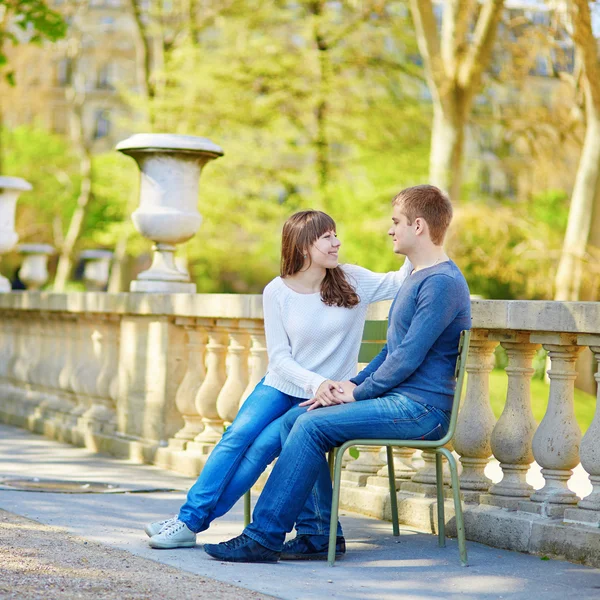 Romantisk dating älskande par i Paris — Stockfoto