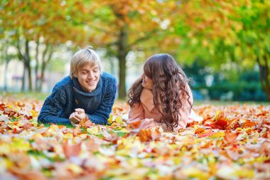 Genç çift Paris'te bir parlak kalma gün düşmek