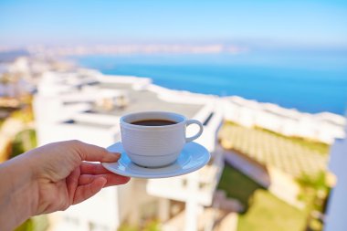 Siyah kahve tutan el