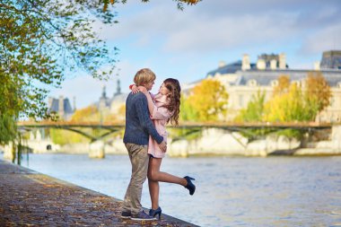 Genç çift Paris'te bir parlak kalma gün düşmek