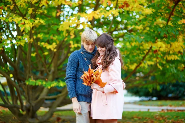 Junges Dating-Paar in Paris an einem strahlenden Herbsttag — Stockfoto