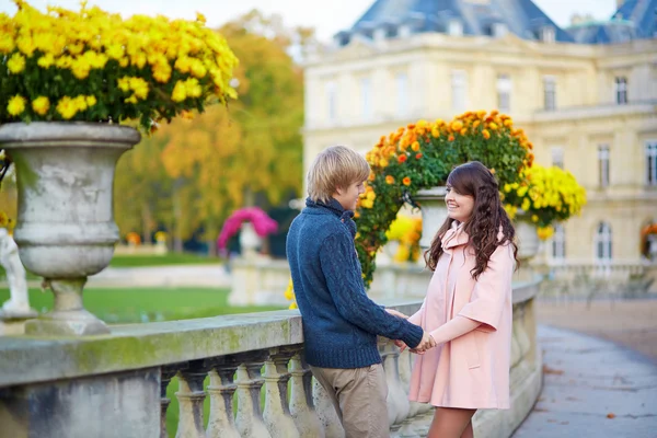 デートに明るいパリのカップル若い秋の日 — ストック写真