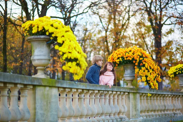 デートに明るいパリのカップル若い秋の日 — ストック写真
