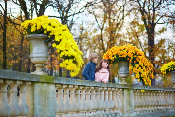 Jovem namoro casal em Paris em um dia de queda brilhante — Fotografia de Stock