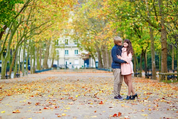 Jovem namoro casal em Paris em um dia de queda brilhante — Fotografia de Stock