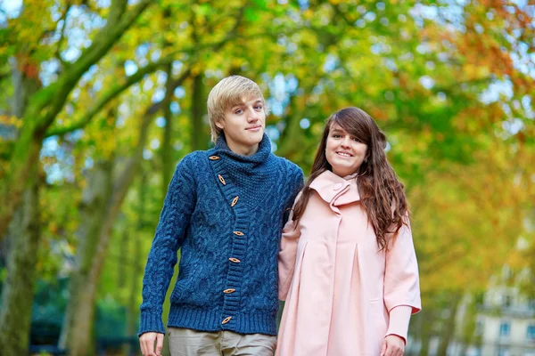 Jóvenes citas pareja en París en un día de otoño brillante — Foto de Stock