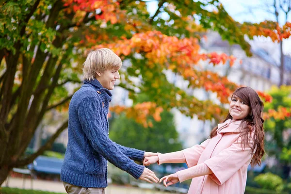 Giovane incontri coppia a Parigi in un luminoso giorno d'autunno — Foto Stock
