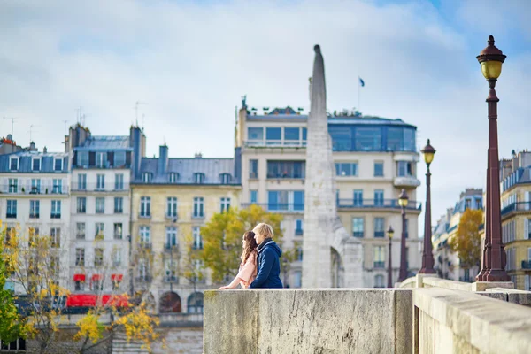 Jonge dating paar in Parijs op een heldere vallen dag — Stockfoto