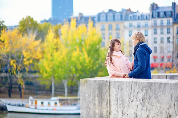 Young dating par i Paris på en klar höstdag — Stockfoto