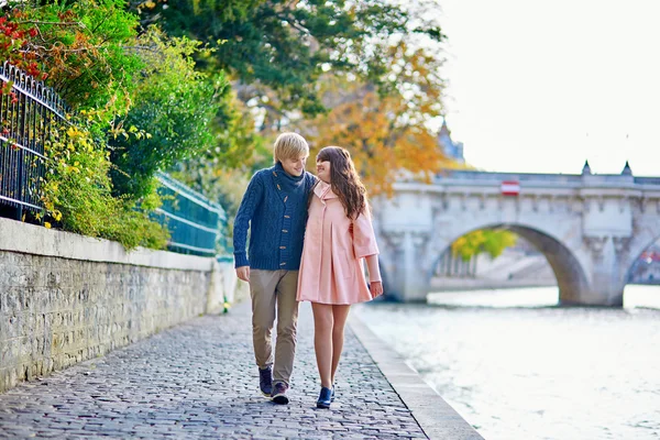 Jonge dating paar in Parijs op een heldere vallen dag — Stockfoto