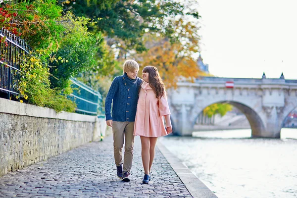 Young dating par i Paris på en klar höstdag — Stockfoto