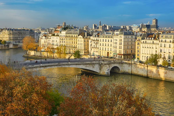 Saint-Louis szigete egy fényes őszi nap Párizsban — Stock Fotó