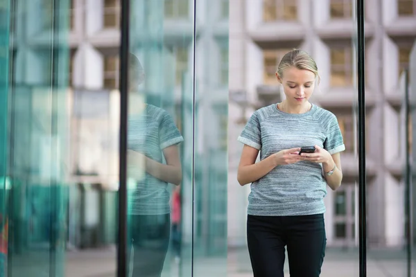 Joven mujer de negocios usando el teléfono —  Fotos de Stock