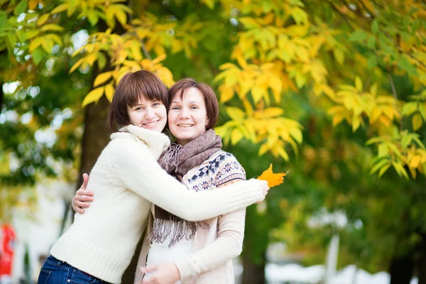 母亲和女儿一起在秋天的一天 — 图库照片