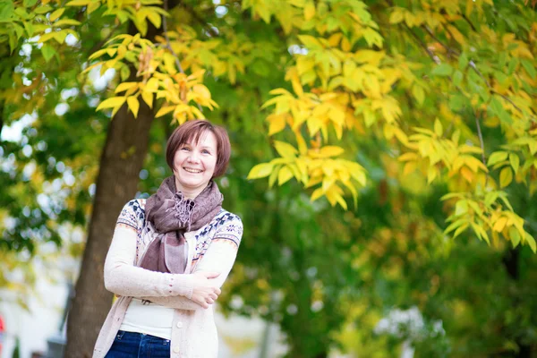 Hermosa mujer en un día de otoño brillante — Foto de Stock