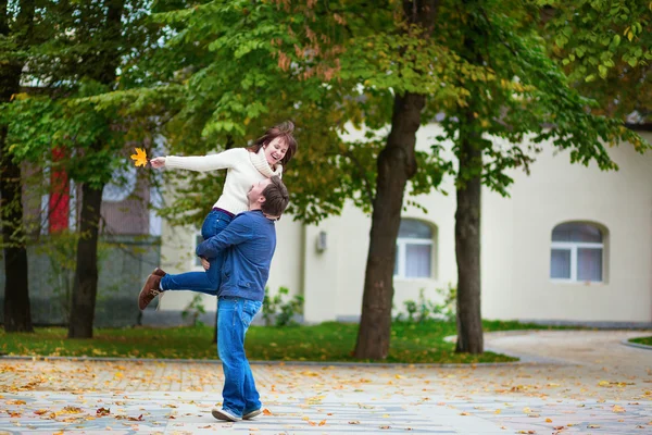 Romantické rande pár na světlé podzimní den — Stock fotografie