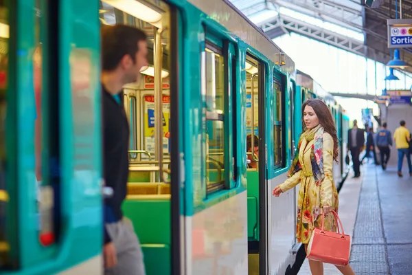 Junge schöne Pariserin in der U-Bahn — Stockfoto