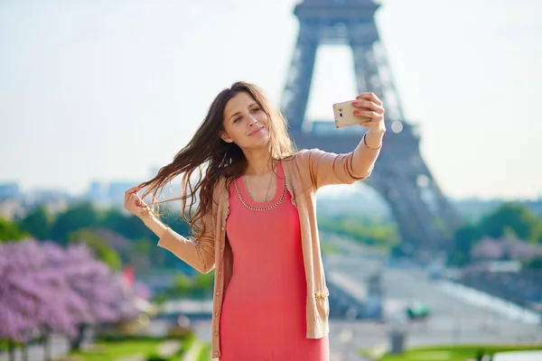 Turista mujer en la Torre Eiffel — Foto de Stock