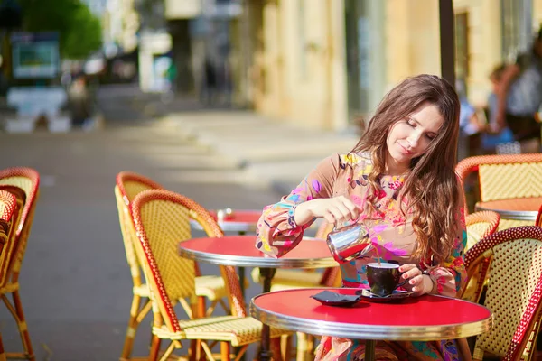 Красива молода жінка в Парижі, в кафе — стокове фото