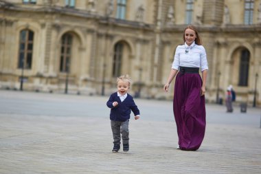 Güzel genç anne ve yürümeye başlayan çocuk oğlu