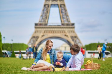 Üç Paris'te piknik mutlu aile