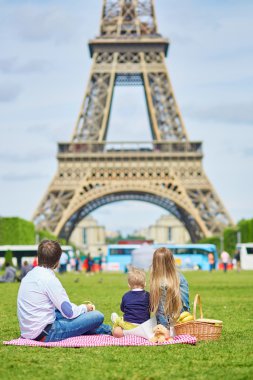 Üç Paris'te piknik mutlu aile