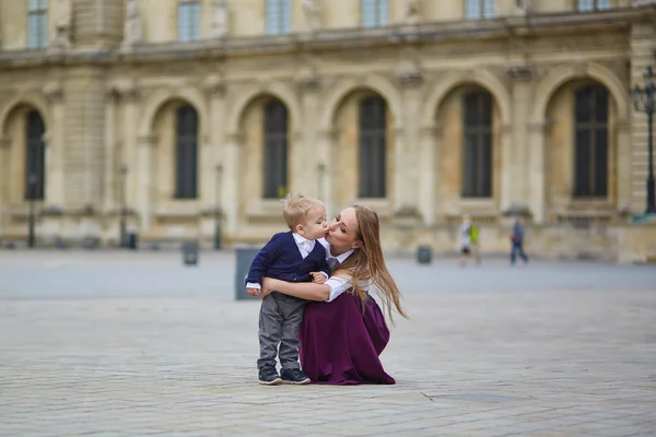 Schöne junge Mutter und ihr kleiner Sohn — Stockfoto