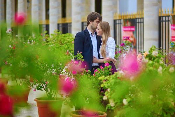 Schönes romantisches Paar — Stockfoto