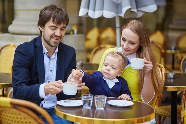 Van de drie in café en gelukkige familie — Stockfoto