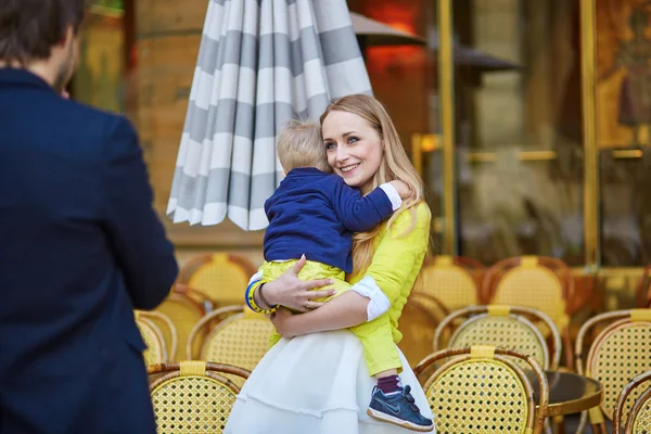 Madre en hijo en un café parisino —  Fotos de Stock