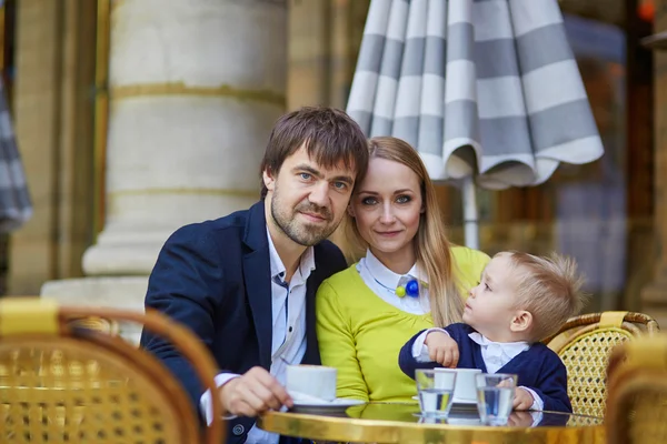 Família feliz de três no café — Fotografia de Stock