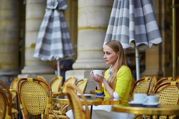 Genç romantik Parisli kız kahve içme — Stok fotoğraf